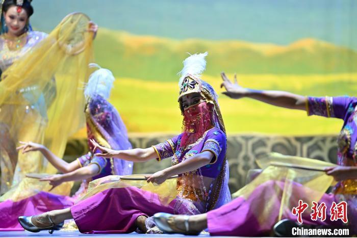 7月18日晚，中國(guó)經(jīng)典舞劇《絲路花雨》在甘肅蘭州黃河劇院進(jìn)行演出。中國(guó)經(jīng)典舞劇《絲路花雨》迎來(lái)45周年，7月17日-8月4日在蘭州開啟為期多天的駐場(chǎng)演出。該舞劇取材于敦煌莫高窟壁畫，集中國(guó)霓裳羽衣舞、敦煌舞、印度舞、黑巾舞、波斯馬鈴舞等于一身，自1979年演出至今，該劇先后在40多個(gè)國(guó)家和地區(qū)演出近4000場(chǎng)，觀眾550多萬(wàn)人次。中新社記者 李亞龍 攝</p>
<p>