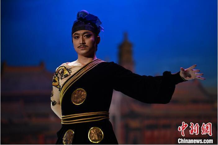 7月18日晚，中國(guó)經(jīng)典舞劇《絲路花雨》在甘肅蘭州黃河劇院進(jìn)行演出。中國(guó)經(jīng)典舞劇《絲路花雨》迎來(lái)45周年，7月17日-8月4日在蘭州開啟為期多天的駐場(chǎng)演出。該舞劇取材于敦煌莫高窟壁畫，集中國(guó)霓裳羽衣舞、敦煌舞、印度舞、黑巾舞、波斯馬鈴舞等于一身，自1979年演出至今，該劇先后在40多個(gè)國(guó)家和地區(qū)演出近4000場(chǎng)，觀眾550多萬(wàn)人次。中新社記者 李亞龍 攝