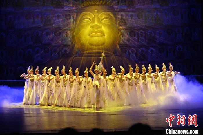 7月18日晚，中國經(jīng)典舞劇《絲路花雨》在甘肅蘭州黃河劇院演出。李亞龍 攝