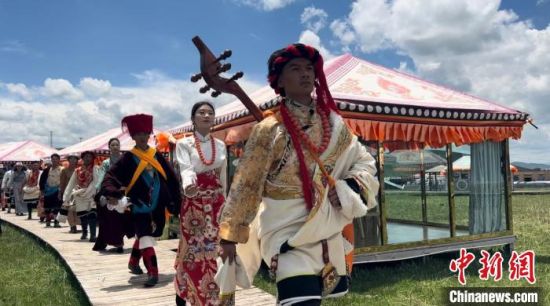 2024年6月，甘肅甘南藏族自治州上演藏服時(shí)裝秀。(資料圖)高瑩 攝