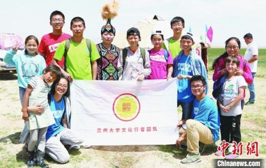 圖為蘭州大學(xué)文化行者團隊走進民族社區(qū)。(資料圖)蘭州大學(xué)供圖