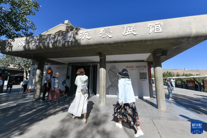 7月22日，游客排隊(duì)進(jìn)入“尋境敦煌——數(shù)字敦煌沉浸展”場(chǎng)館。新華社記者 郎兵兵 攝</p>
<p>