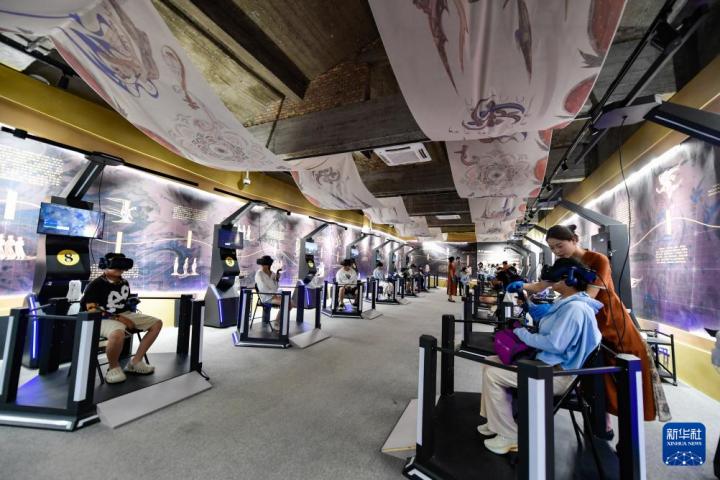 7月22日，游客線(xiàn)下體驗(yàn)“尋境敦煌——數(shù)字敦煌沉浸展”。新華社記者 郎兵兵 攝</p>
<p>