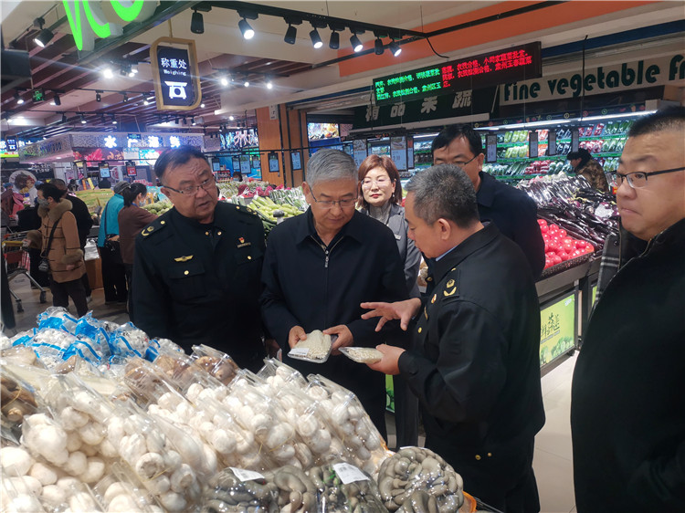 圖為市委常委、市紀(jì)委書(shū)記、市監(jiān)委主任張學(xué)勇調(diào)研食品安全責(zé)任包保企業(yè)西部天地商貿(mào)有限責(zé)任公司.jpg