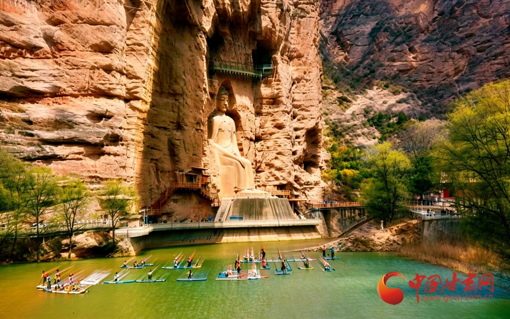 春動(dòng)隴原丨永靖：千年石窟前，槳板劃開春日碧波 